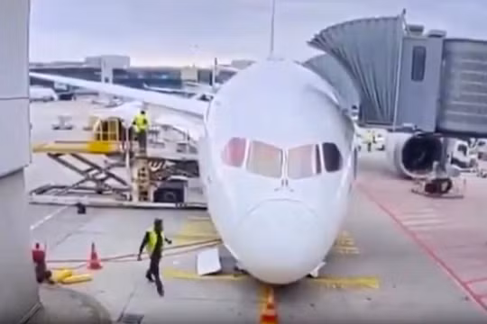 Càng đáp của máy bay Boeing 787 bị sập tại sân bay Đức, nhiều nhân viên bị thương