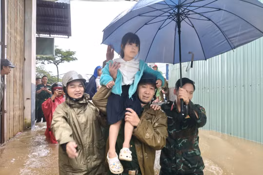 Gia Lai: Nước dâng cao, công an, bộ đội cõng trẻ nhỏ di chuyển dân khỏi vùng ngập lụt