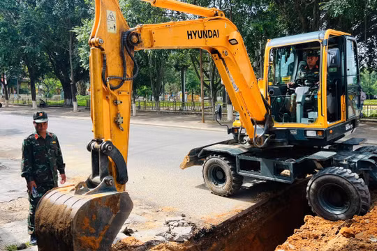 Quảng Ngãi: Miệt mài tìm đồng đội, quyết tâm không bỏ sót bất kỳ dấu vết nào