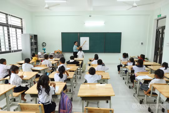 Tiếng đánh vần vang lên giữa những lớp học thơm mùi sơn mới ở vùng biên giới Quảng Ngãi