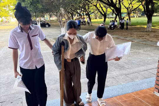 Chống nạng đến phòng thi, người phụ nữ Ba Na viết tiếp giấc mơ dang dở sau 17 năm rời ghế nhà trường