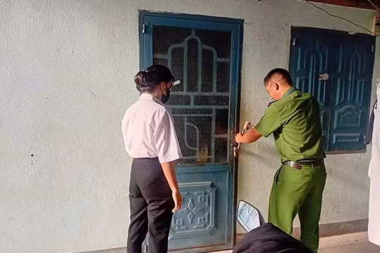 Gia Lai: Công an phá khóa phòng trọ, “hỏa tốc” chở 2 nữ sinh về nhà lấy giấy báo thi để quên
