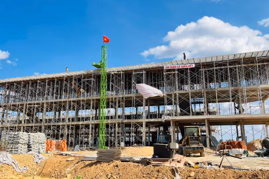 “Chạy đua” tiến độ, thi công xuyên đêm tại 7 trường nội trú vùng biên giới Gia Lai
