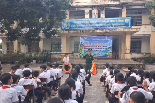 Gia Lai: Người lính quân hàm xanh đồng hành cùng học sinh vùng biên 
