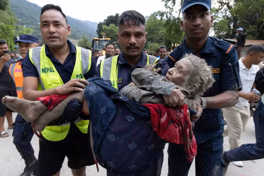 Lũ quét ở Nepal và Trung Quốc: Số người mất tích tăng vọt lên gần 2.500, vỡ đập hồ nước mới