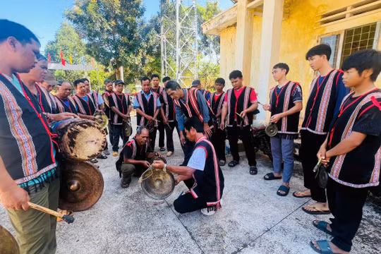 Gia Lai: Bồi đắp tình yêu di sản qua lớp học cồng chiêng ở xã biên giới Ia Pnôn