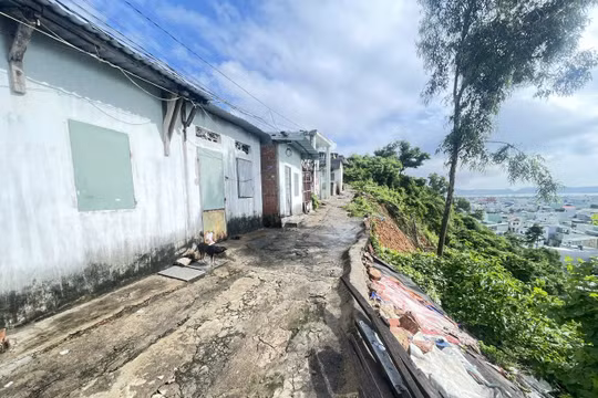 Gia Lai: Thấp thỏm dưới chân núi sạt lở, hàng trăm hộ dân mong ngày an cư