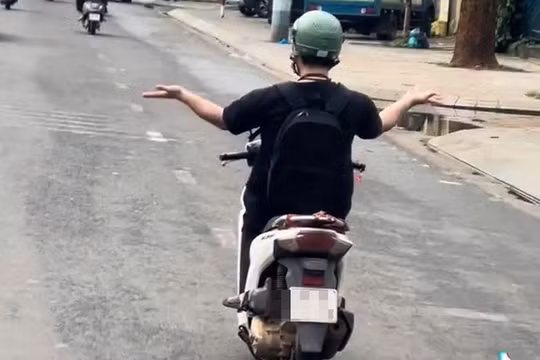 Gia Lai: Người đàn ông thả 2 tay để múa khi điều khiển xe máy lưu thông trên quốc lộ
