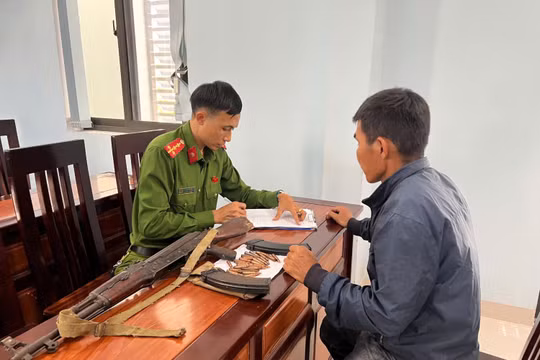 Gia Lai: Một người dân tự nguyện giao nộp một khẩu súng tiểu liên AK và hàng chục viên đạn