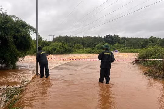 Gia Lai: Ngầm tràn ngập sâu, chia cắt, Bộ đội Biên phòng túc trực cảnh báo người dân