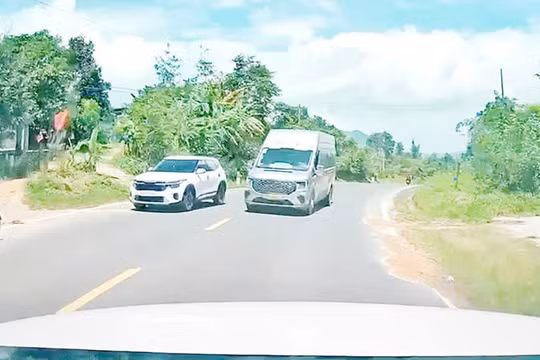 Quảng Ngãi: Xử phạt tài xế xe khách lấn làn, vượt ẩu trên Quốc lộ 24