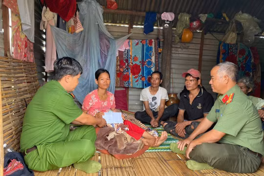 Gia Lai: Công an xã kịp thời đưa sản phụ chuyển dạ đi cấp cứu khi đang làm căn cước