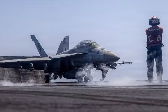Mỹ tấn công các trạm radar của Iran, đánh chặn UAV hướng về eo biển Hormuz