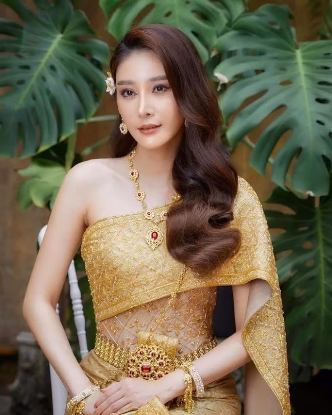 cuoc doi day thang tram cua my nhan chiec la cuon bay hinh 1