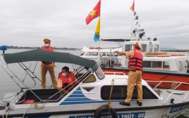 hinh anh cac luc luong den tim kiem cuu nan duong thuy tai quang nam hinh 1
