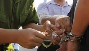 lam trai voi quy dinh 3 can bo xa bi khoi to bat tam giam hinh 1