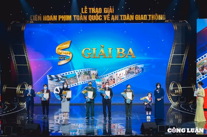 trao giai lien hoan phim toan quoc ve an toan giao thong nam 2021 hinh 4