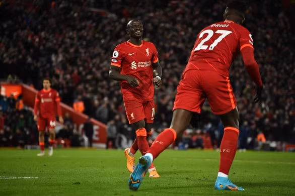 vui dap leeds 6 0 liverpool chi con kem man city 3 diem hinh 3