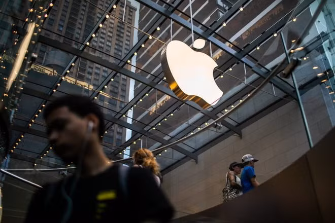 nhan vien apple dung dien thoai android de qua mat quan ly hinh 1