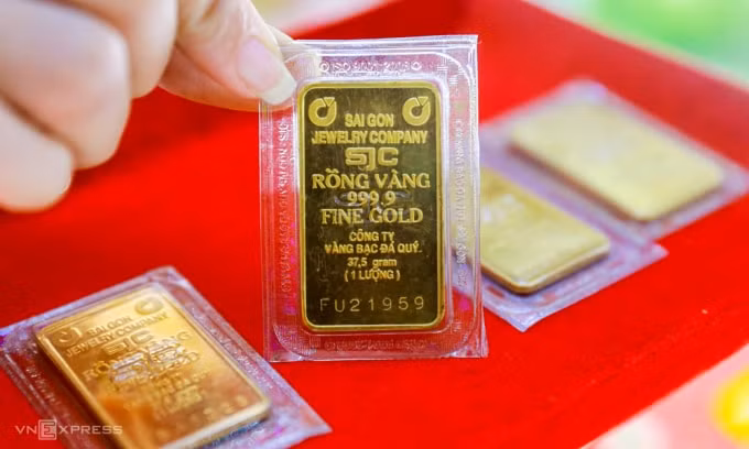 gia vang tang soc 700000 dong luong chi sau vai tieng nga dua quan vao mien dong ukraine hinh 1