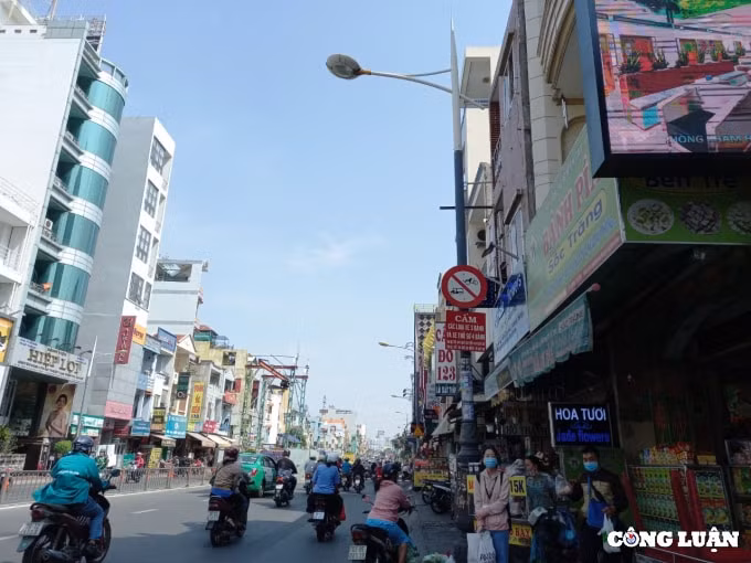 muon kieu bien bao giao thong danh do nguoi di duong o tp hcm hinh 7