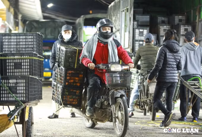 nguoi lao dong tai cho long bien ha noi gong minh trong dem ret duoi 10 do c hinh 6
