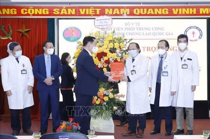 truong ban tuyen giao trung uong tham tang qua cac y bac si tai ha noi nhan ngay thay thuoc viet nam hinh 2