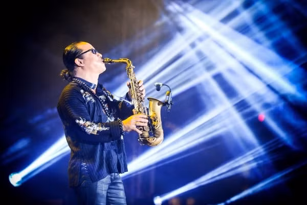 nghe si saxophone tran manh tuan se som tro lai sau khi vuot qua cua tu hinh 3