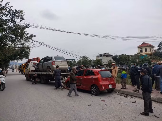 mot o to bi huc bay xuong kenh sau vu tai nan lien hoan hinh 1