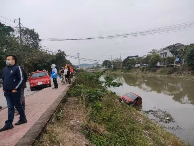 mot o to bi huc bay xuong kenh sau vu tai nan lien hoan hinh 2