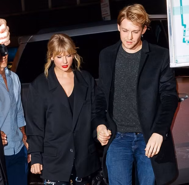 ro tin taylor swift dinh hon voi ban trai kem 3 tuoi sau 5 nam hen ho hinh 1