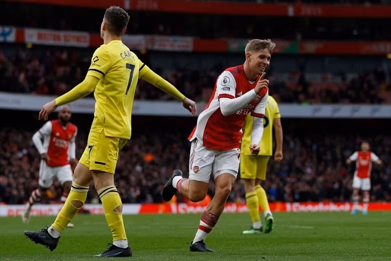 danh bai brentford 2 1 arsenal tiep tuc ap sat top 4 hinh 2