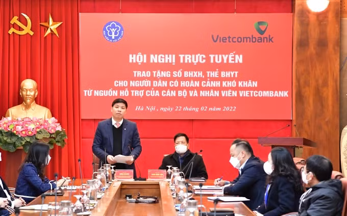 vietcombank va bhxh viet nam to chuc hoi nghi truc tuyen trao tang so bhxh the bhyt cho nguoi dan co hoan canh kho khan hinh 3