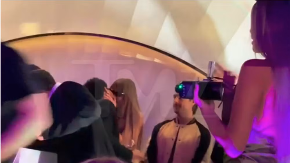the weeknd tinh tu cung ban gai tin don tai las vegas hinh 1