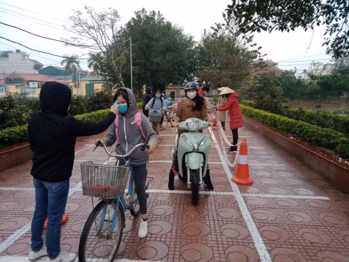them 6 tinh thanh pho quyet dinh lui thoi gian to chuc hoc truc tiep hinh 1