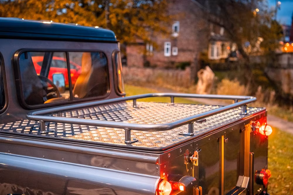kham pha mau ban tai dien land rover defender co gia hon 300000 usd hinh 7