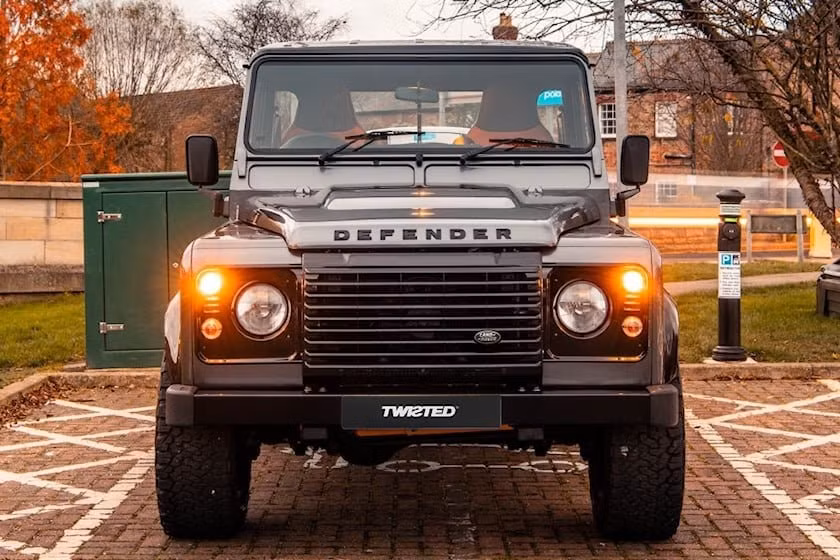 kham pha mau ban tai dien land rover defender co gia hon 300000 usd hinh 2