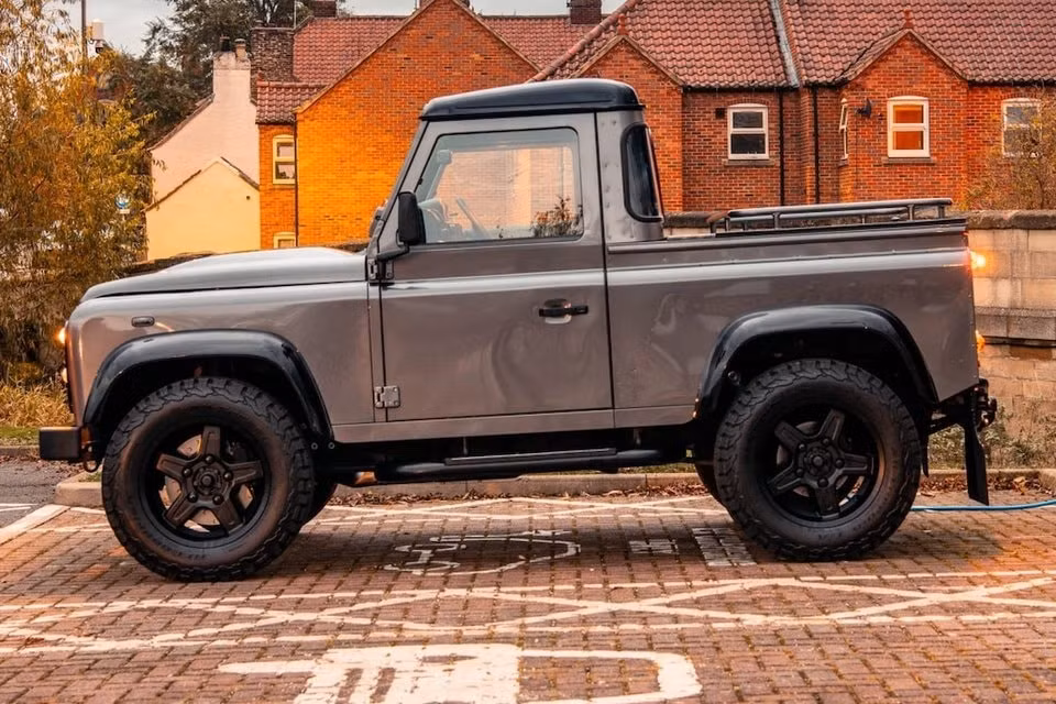 kham pha mau ban tai dien land rover defender co gia hon 300000 usd hinh 3