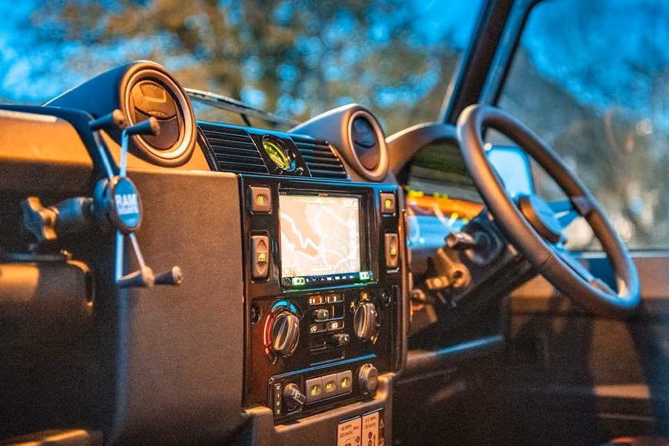 kham pha mau ban tai dien land rover defender co gia hon 300000 usd hinh 8
