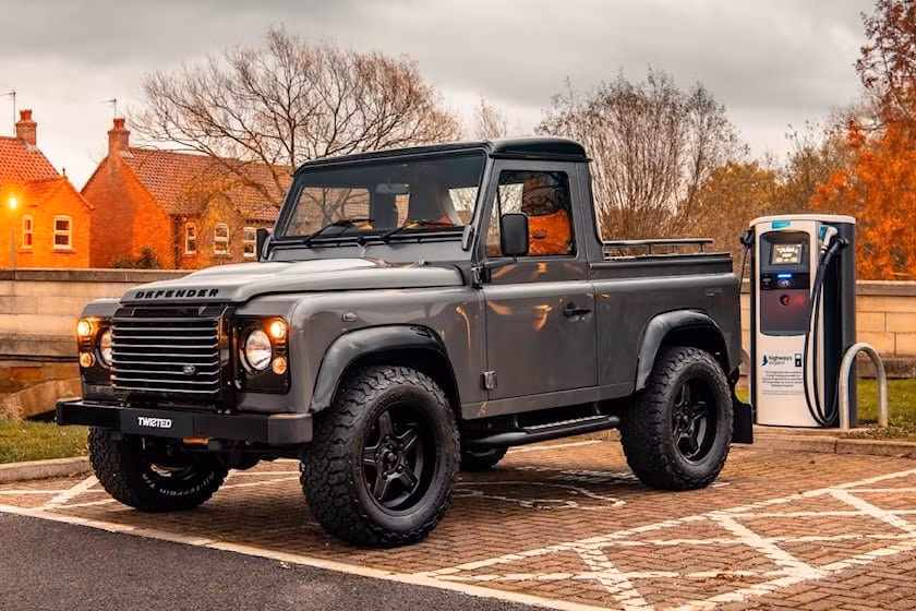 kham pha mau ban tai dien land rover defender co gia hon 300000 usd hinh 1