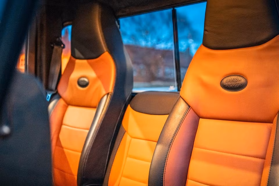 kham pha mau ban tai dien land rover defender co gia hon 300000 usd hinh 9