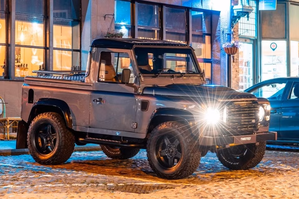 kham pha mau ban tai dien land rover defender co gia hon 300000 usd hinh 6