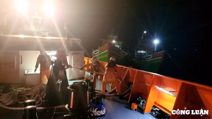 cuu 2 tau ca cung 5 ngu dan gap nan giua thoi tiet khac nghiet hinh 1