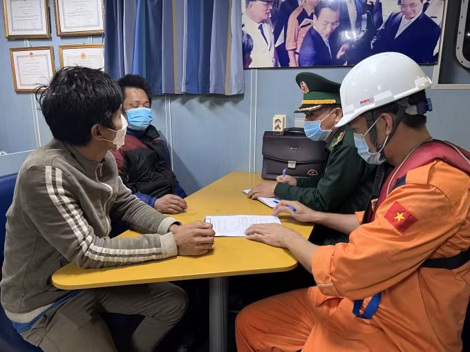cuu 2 tau ca cung 5 ngu dan gap nan giua thoi tiet khac nghiet hinh 3