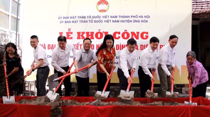 Trong 9 tháng đầu năm 2020, việc xây dựng, vận động ủng hộ các quỹ an sinh xã hội được Ủy ban MTTQ các cấp xác định là một trong những nhiệm vụ trọng tâm. Ảnh: D.L