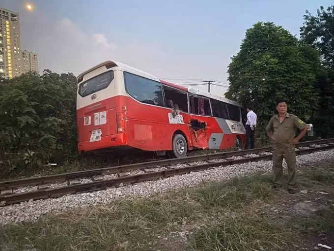Vụ va chạm với tàu hoả khiến xe ôtô bị móp méo, vỡ kính sườn phải.