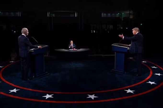 Trump và Biden trong cuộc tranh luận Tổng thống Mỹ đầu tiên. Ảnh: Reuters