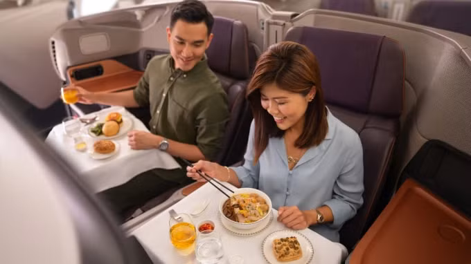 Thực khách sẽ được tham dự bữa ăn với những người phục vụ rượu, những người sẽ giới thiệu các loại rượu vang cho các bữa ăn. Ảnh: Singapore Airlines