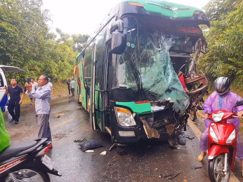 kon tum xe khach doi dau xe container 4 nguoi thuong vong hinh 1