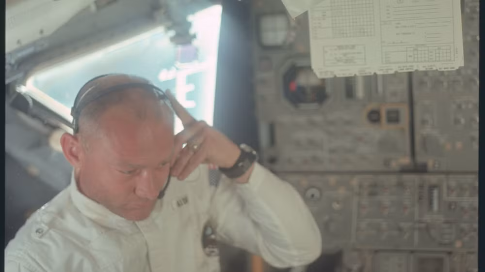 buzz aldrin ban dau gia chiec ao mac tren mat trang co the thu ve 2 trieu usd hinh 1